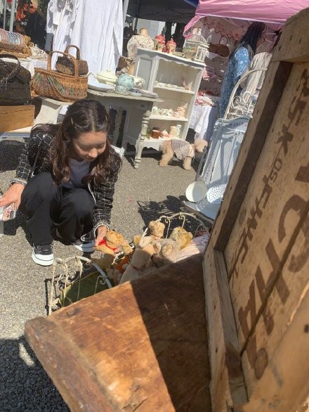 陈赫罕见晒与张子萱合影 同游日本十分恩爱