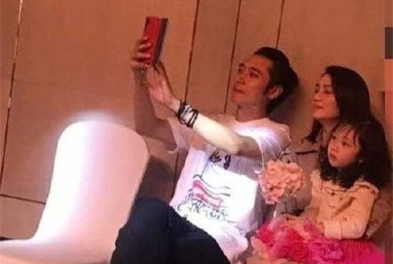 张丹峰洪欣合体参加婚礼 现场合唱《生命中的每一天》送给新人