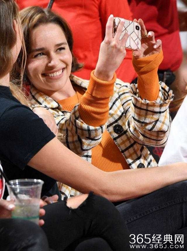 龙妈现身火箭主场露出经典笑容十分可爱 火箭熊跪安致敬