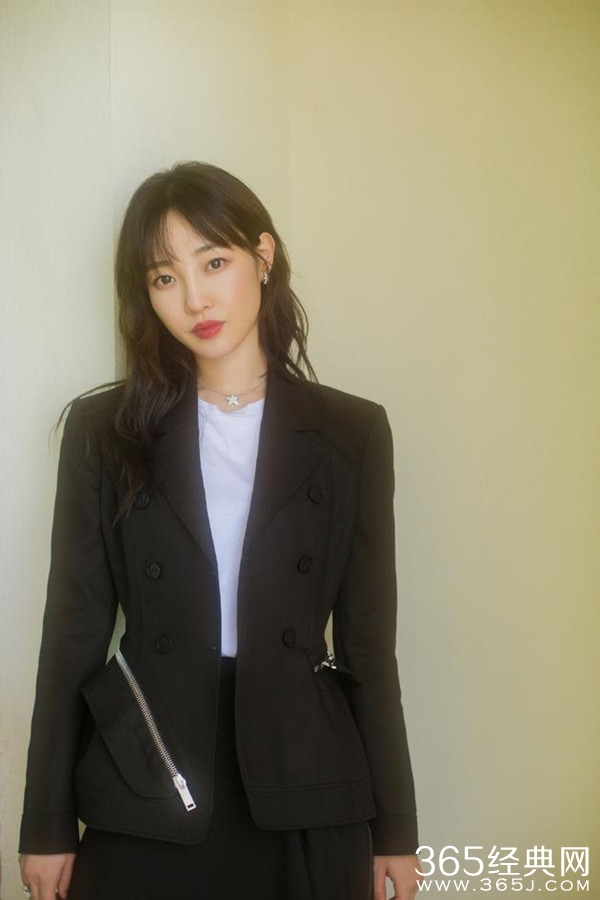 白百何与说唱选手于嘉萌疑似恋情曝光？官方回应：假的