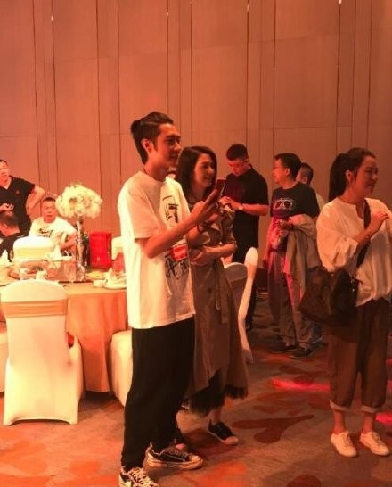 张丹峰洪欣合体参加婚礼 现场合唱《生命中的每一天》送给新人