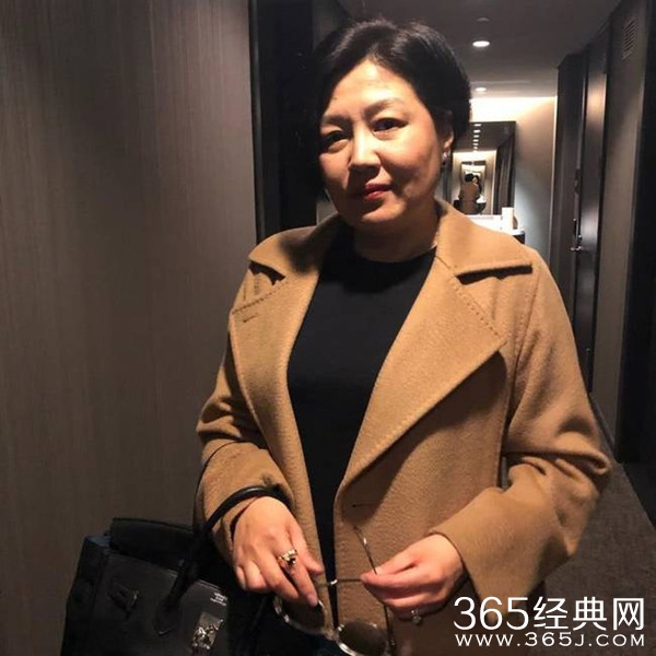 李咏去世7个月后哈文曝近照 没有摘下与李咏的结婚戒指