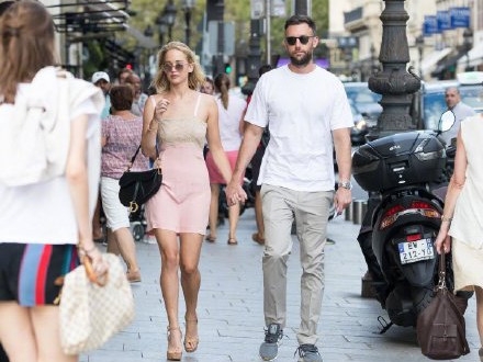 大表姐詹妮弗·劳伦斯订婚 身着裸色系长裙脸上洋溢着幸福的笑容