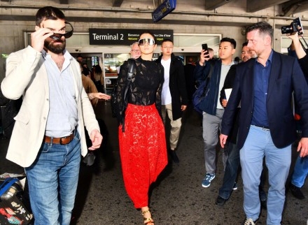 巩俐第18次戛纳行 亮相机场气场两米八