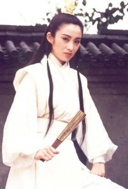 51岁张敏淡妆现身零瑕疵 会考虑复出拍戏