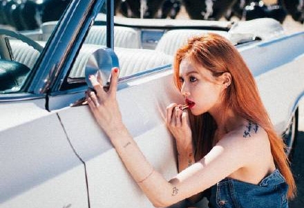 泫雅直播回应整容说法 不断捏鼻子扯脸皮证纯天然