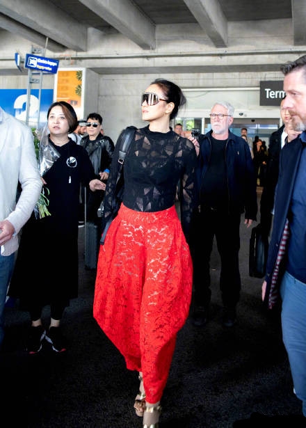 巩俐第18次戛纳行 亮相机场气场两米八