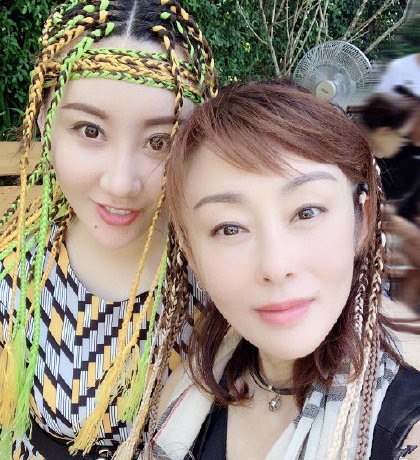 51岁张敏淡妆现身零瑕疵 会考虑复出拍戏