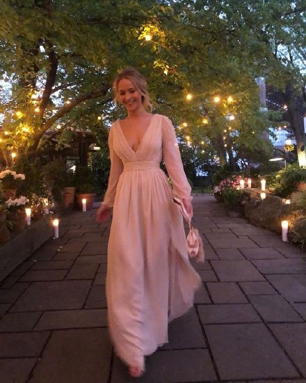 大表姐詹妮弗·劳伦斯订婚 身着裸色系长裙脸上洋溢着幸福的笑容