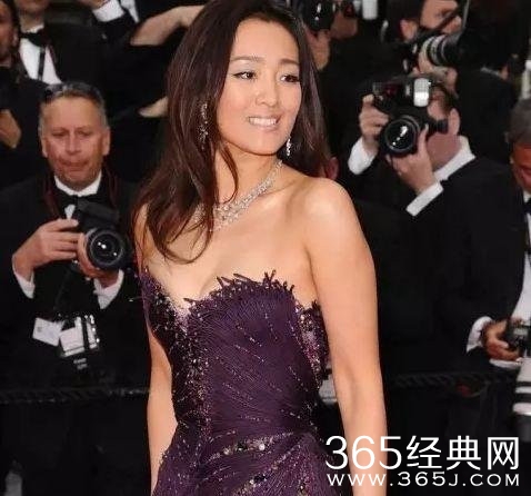 巩俐再战戛纳红毯 出席18次虽未拿奖但仍是大众的焦点