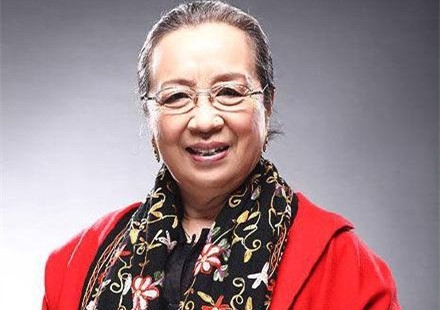 偶遇“容嬷嬷”坐公交 李明启老师生活中和蔼可亲和电视剧中反差甚大