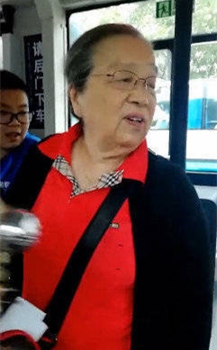 偶遇“容嬷嬷”坐公交 李明启老师生活中和蔼可亲和电视剧中反差甚大