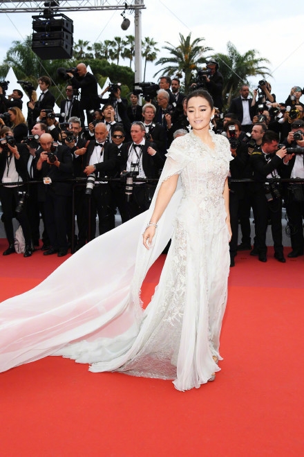 巩俐第18次亮相戛纳电影节 一袭白裙气场强大