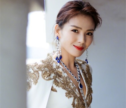 刘涛白色深V高开叉礼服 首战戛纳身着国风高定刺绣礼服