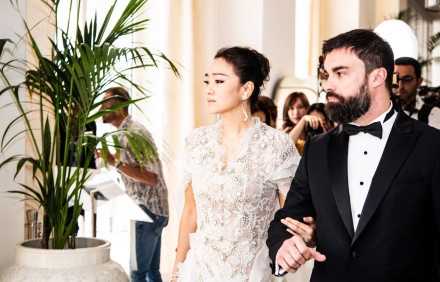 巩俐第18次亮相戛纳电影节 一袭白裙气场强大