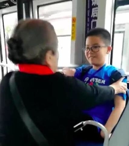 偶遇“容嬷嬷”坐公交 李明启老师生活中和蔼可亲和电视剧中反差甚大