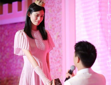 何猷君奚梦瑶求婚戒指曝光 好大一颗鸽子蛋