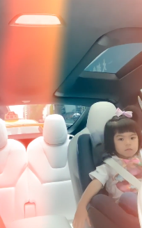 修杰楷晒女儿咘咘和波妞乘车视频 乖巧比耶露甜笑