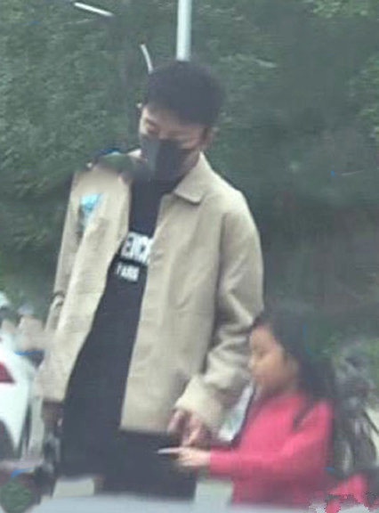 贾乃亮接甜馨放学 父女难舍分别亲吻了三次场面充满温情