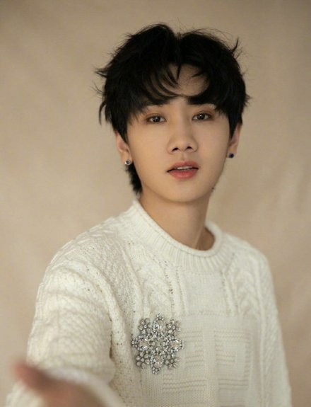 汪苏泷靳梦佳疑似恋情曝光 靳梦佳是谁