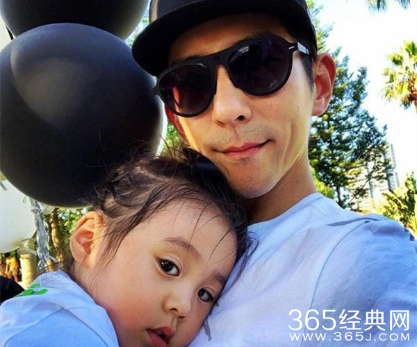 修杰楷晒女儿咘咘和波妞乘车视频 乖巧比耶露甜笑