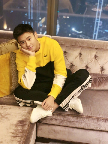 宁泽涛疑似公开恋情 晒与神秘女子头靠头剪影