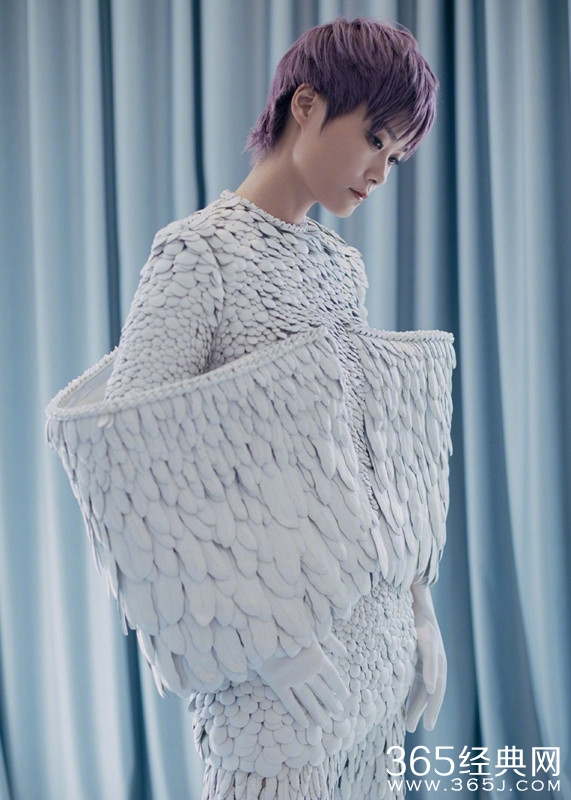 李宇春戛纳红毯秀被外媒评为“最佳着装”&“最佳妆容”