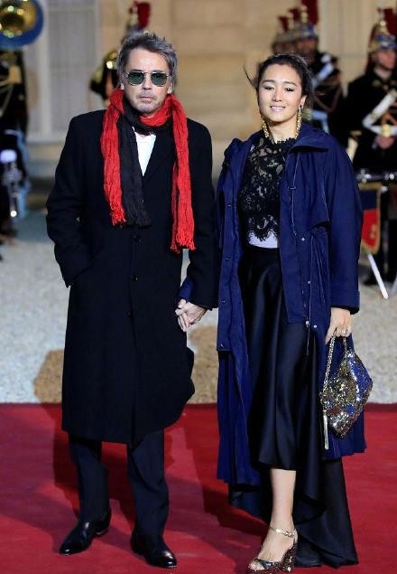 53岁巩俐再嫁71岁法国音乐家 戛纳亲密接机