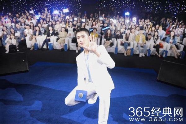 杨洋恋情风波后首次公开亮相 未受绯闻影响好心情俱佳