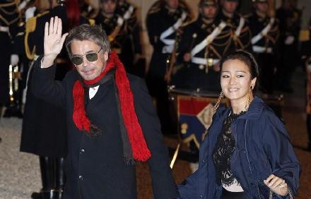 53岁巩俐再嫁71岁法国音乐家 戛纳亲密接机