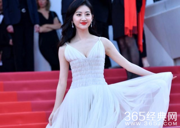 景甜发文逗趣回应戛纳红毯秀被连催三次：不知道摄影在哪控
