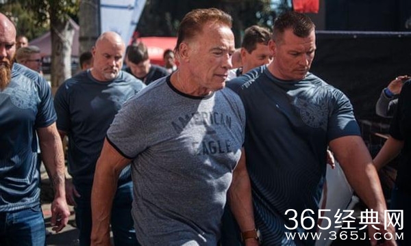 71岁施瓦辛格遭人背后飞踹 偷袭者当场摔地上