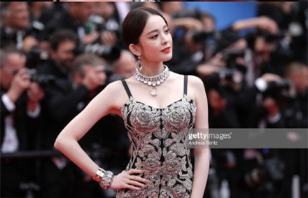 古力娜扎一袭刺绣玫瑰裙 复古华丽惊艳戛纳电影节