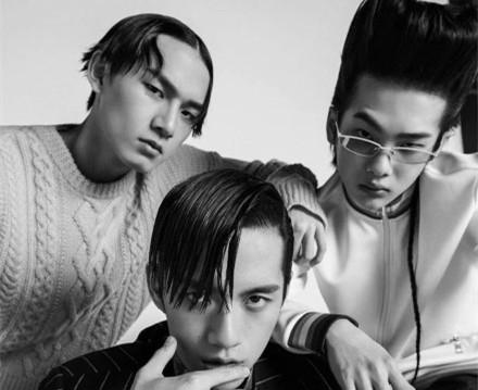 周震南拍时尚大片撞脸网红小吴 网友：不知道也不敢问