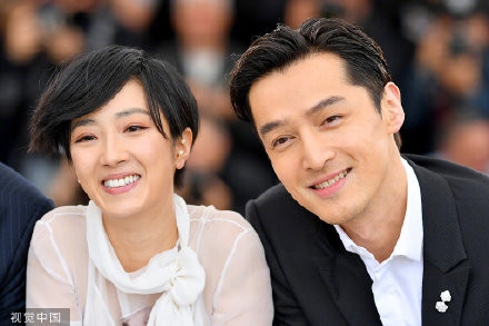 胡歌桂纶镁近距离对视甜蜜互动 眼神里全是戏