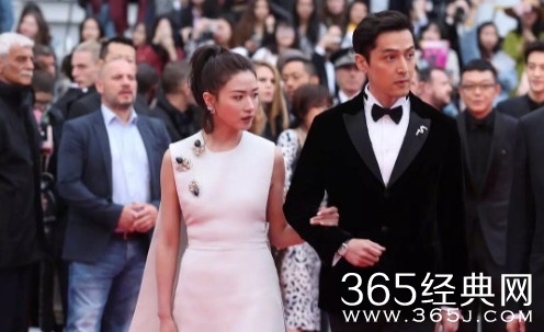 胡歌戛纳与偶像昆汀意外同框 双手紧扣秒变迷弟