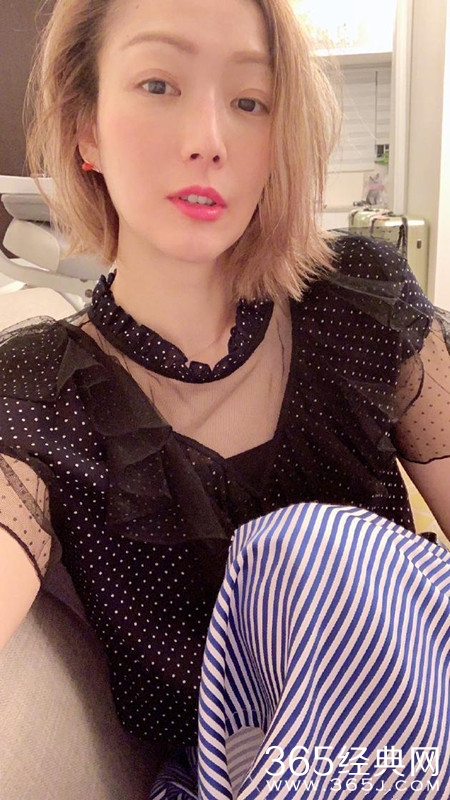 郑秀文与友人合影难掩笑意 红唇配金色短发气场全开