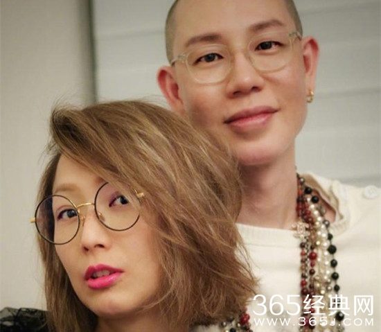 郑秀文与友人合影难掩笑意 红唇配金色短发气场全开