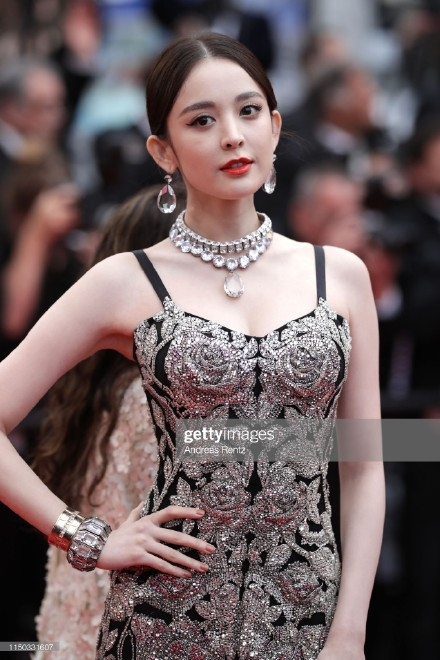 古力娜扎一袭刺绣玫瑰裙 复古华丽惊艳戛纳电影节