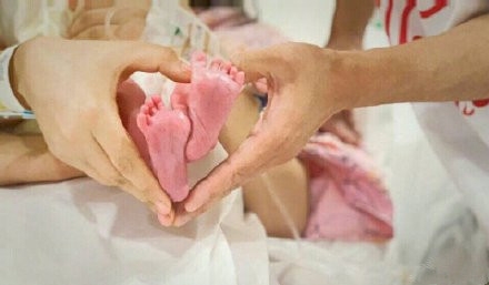 姜潮发文麦迪娜顺利产子 姜潮麦迪娜升级当爸妈