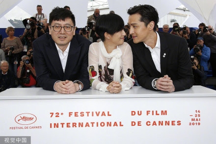 胡歌桂纶镁近距离对视甜蜜互动 眼神里全是戏