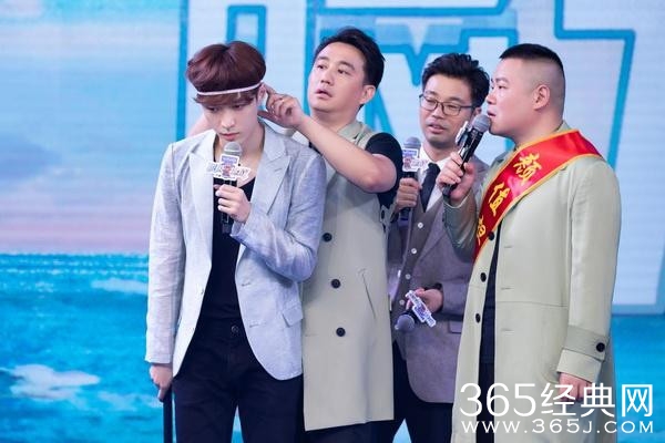 《极限挑战》发布会现场量头围 张艺兴竟和雷佳音头围一样大