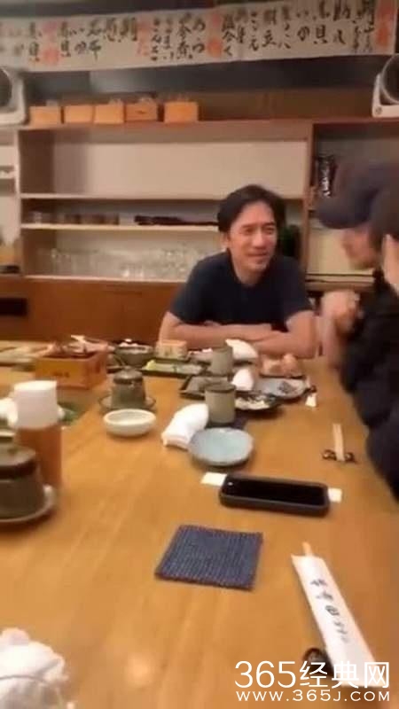 网友日本偶遇梁朝伟 对面竟是张学友