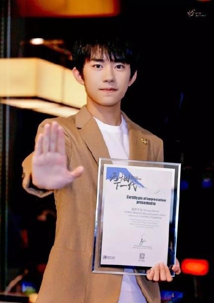 打脸“禁烟大使”易烊千玺 王源抽烟热搜不断