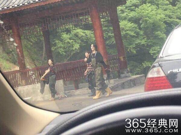 吴亦凡录制《向往的生活》穿捕鱼装笑容灿烂