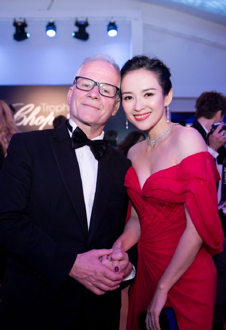 章子怡银色人鱼裙优雅大气亮相戛纳 成熟温婉状态佳