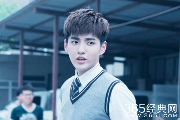 吴亦凡录制《向往的生活》穿捕鱼装笑容灿烂