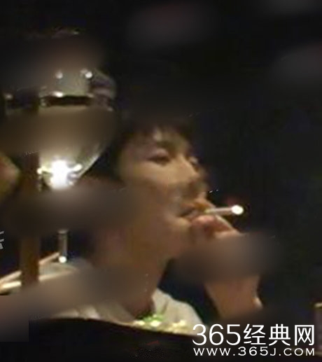 王源聚餐被拍吸烟 手拿香烟姿势老练