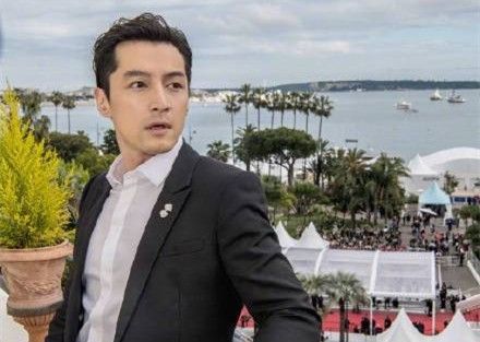 放飞自我 胡歌发自拍福利 秒变男神经遭吐槽