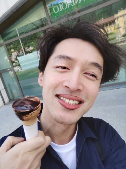 放飞自我 胡歌发自拍福利 秒变男神经遭吐槽